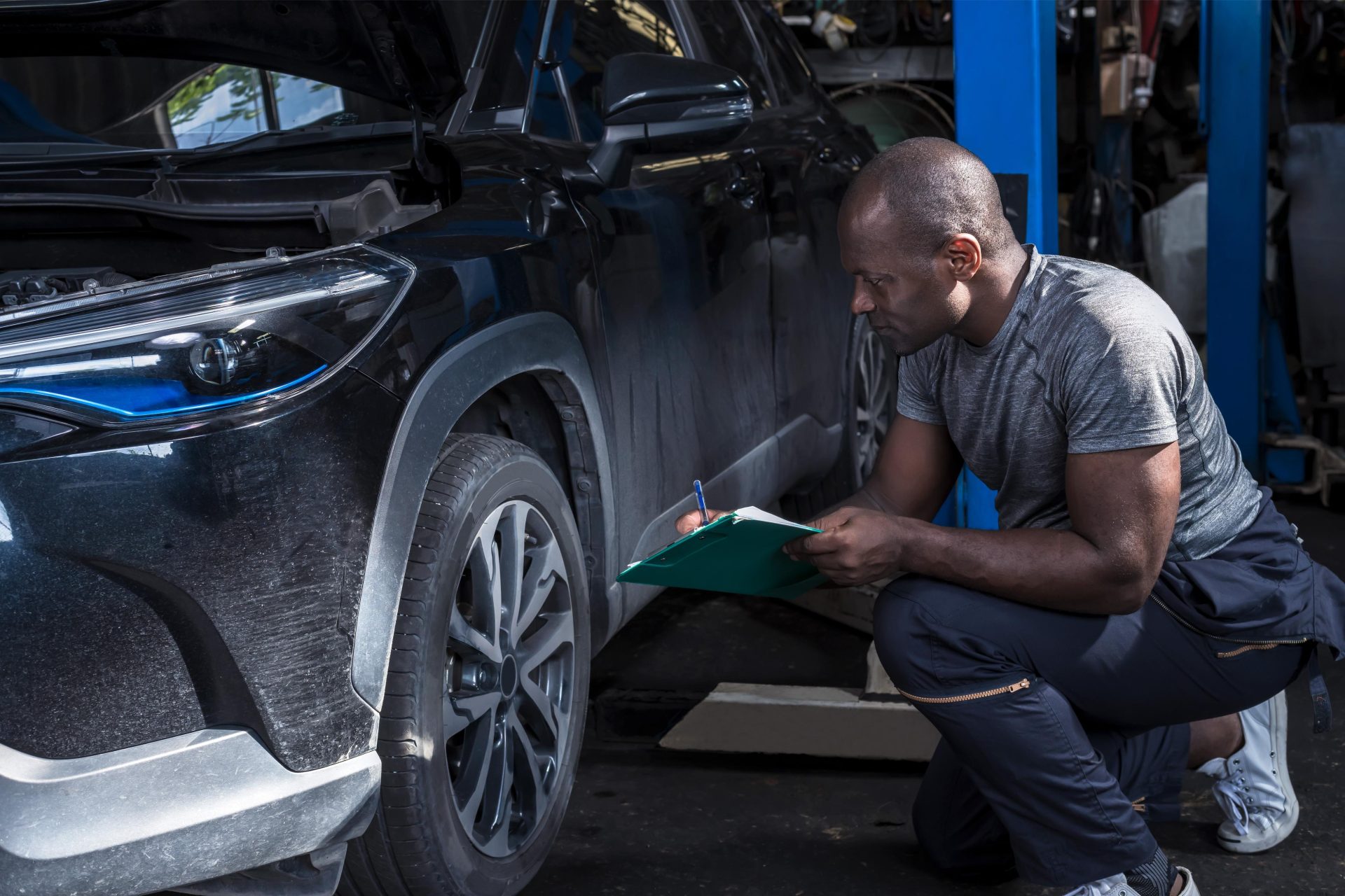 Técnico revisando ruedas de un coche