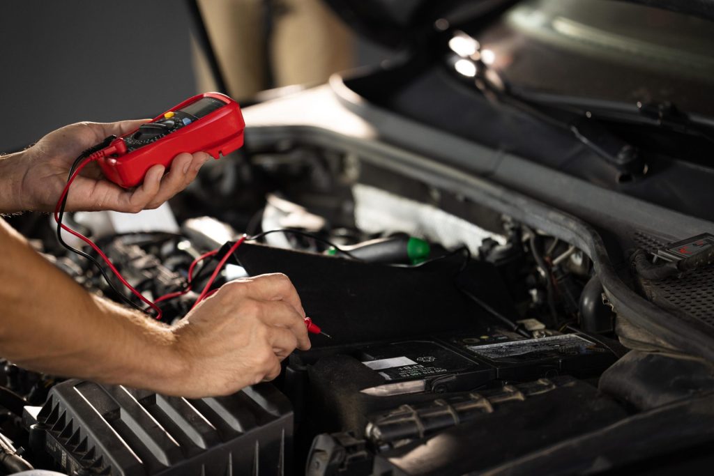 Mecánico revisando las cargas de un motor